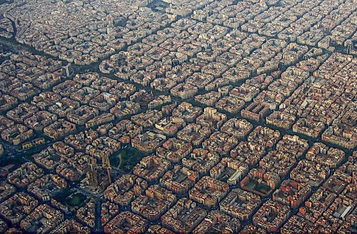 Vista aèria real de la trama urbana de l’Eixample de Barcelona